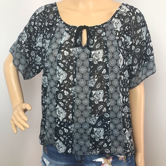 American Eagle Keyhole Tie Blouse – Black & White Floral Stripe – Size Small Pet - Picture 1 of 9